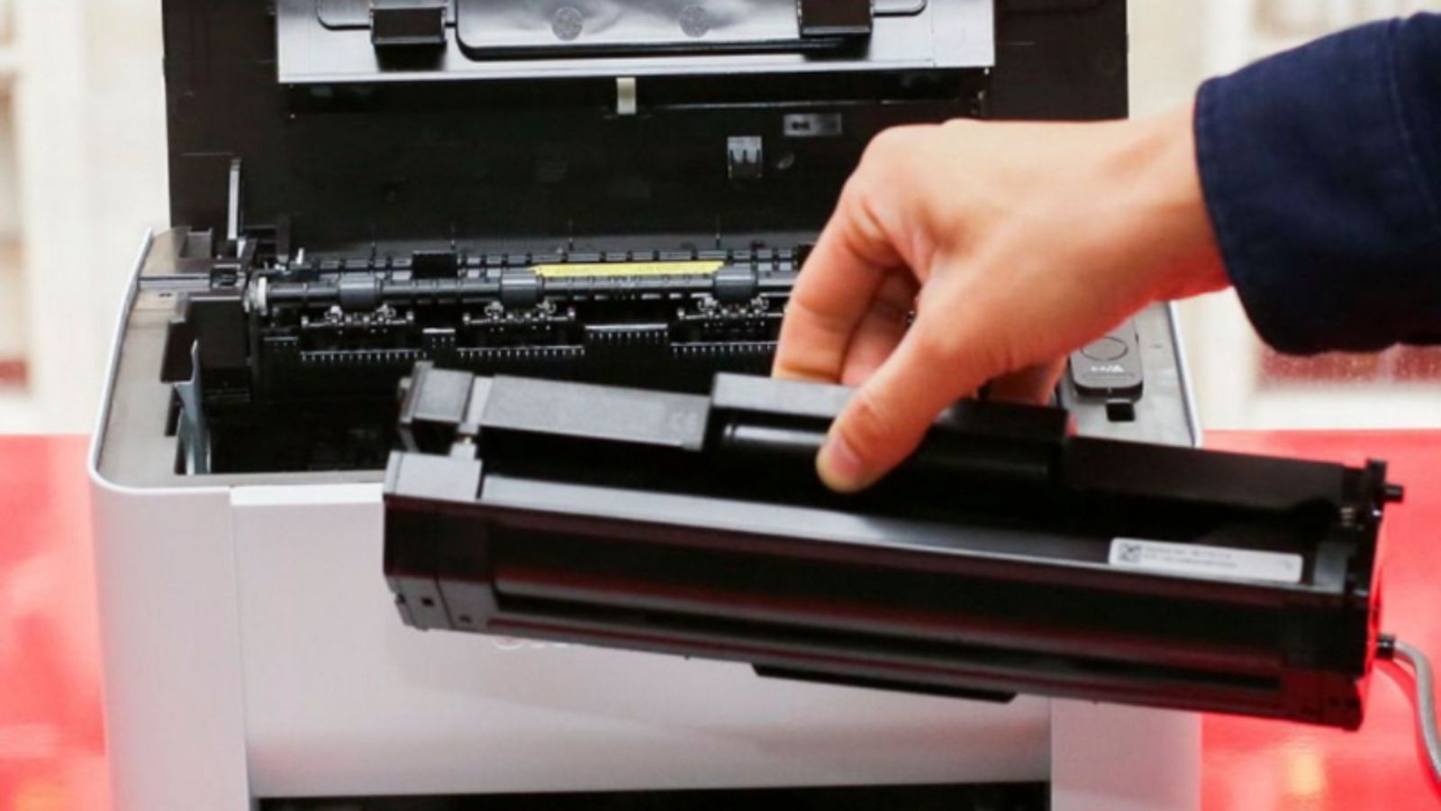 Замена тонера в принтере. Заправка картриджа лазерного принтера. Закончился картридж в принтере. Тонер для лазерного принтера. Тонер для заправки картриджей.